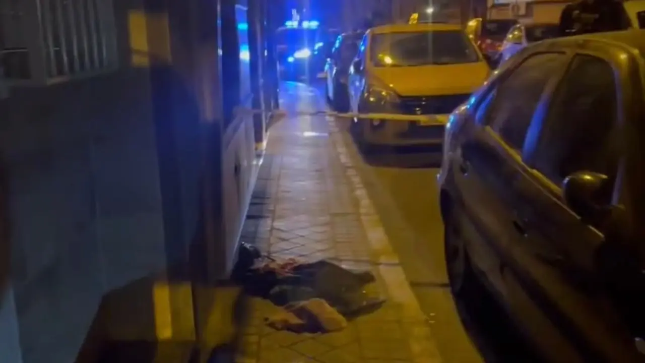 Una mujer de 51 a&ntilde;os ha sido apu&ntilde;alada en Usera, Madrid. La polic&iacute;a investiga el caso.