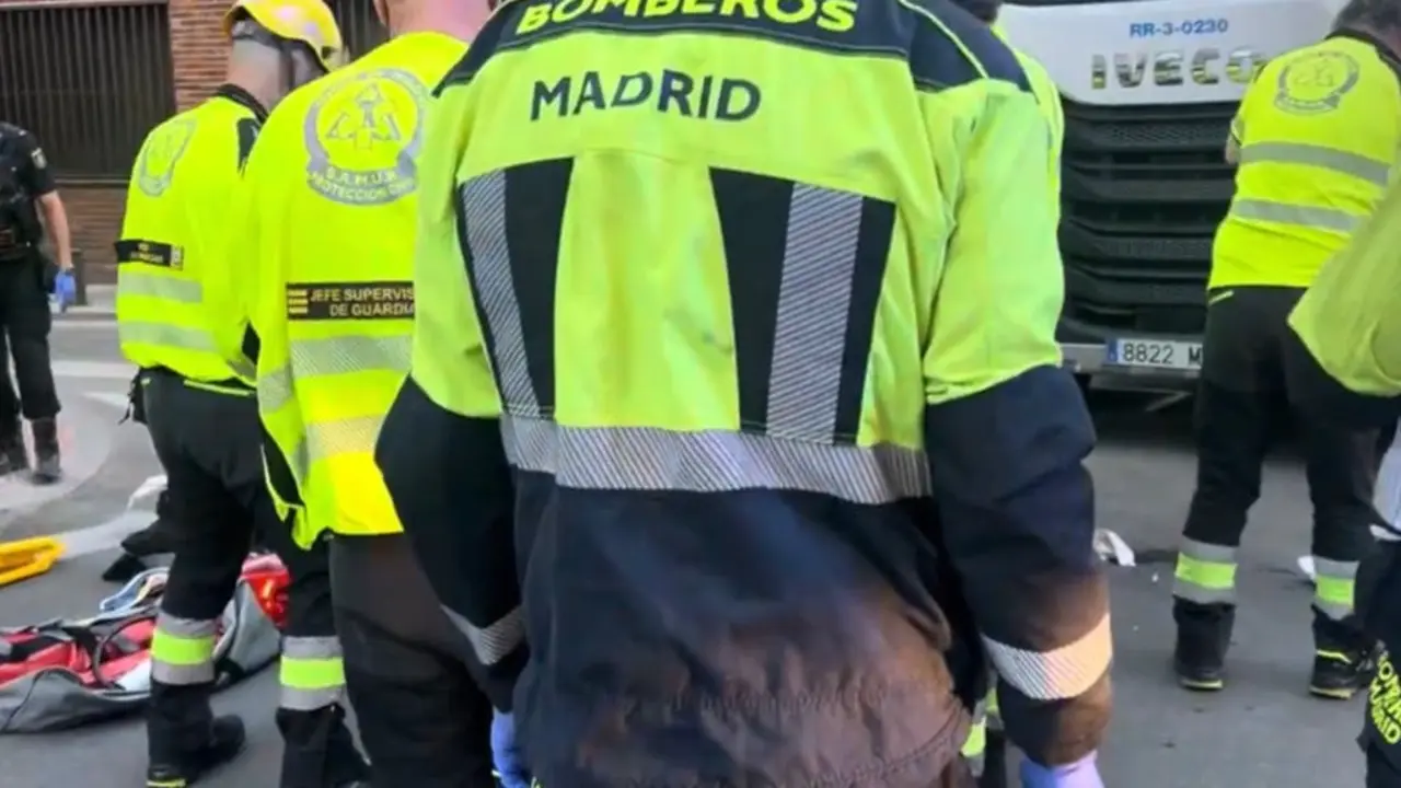 Una mujer de 54 a&ntilde;os fue atropellada por un cami&oacute;n en Carabanchel. Bomberos y SAMUR la atendieron en el lugar.