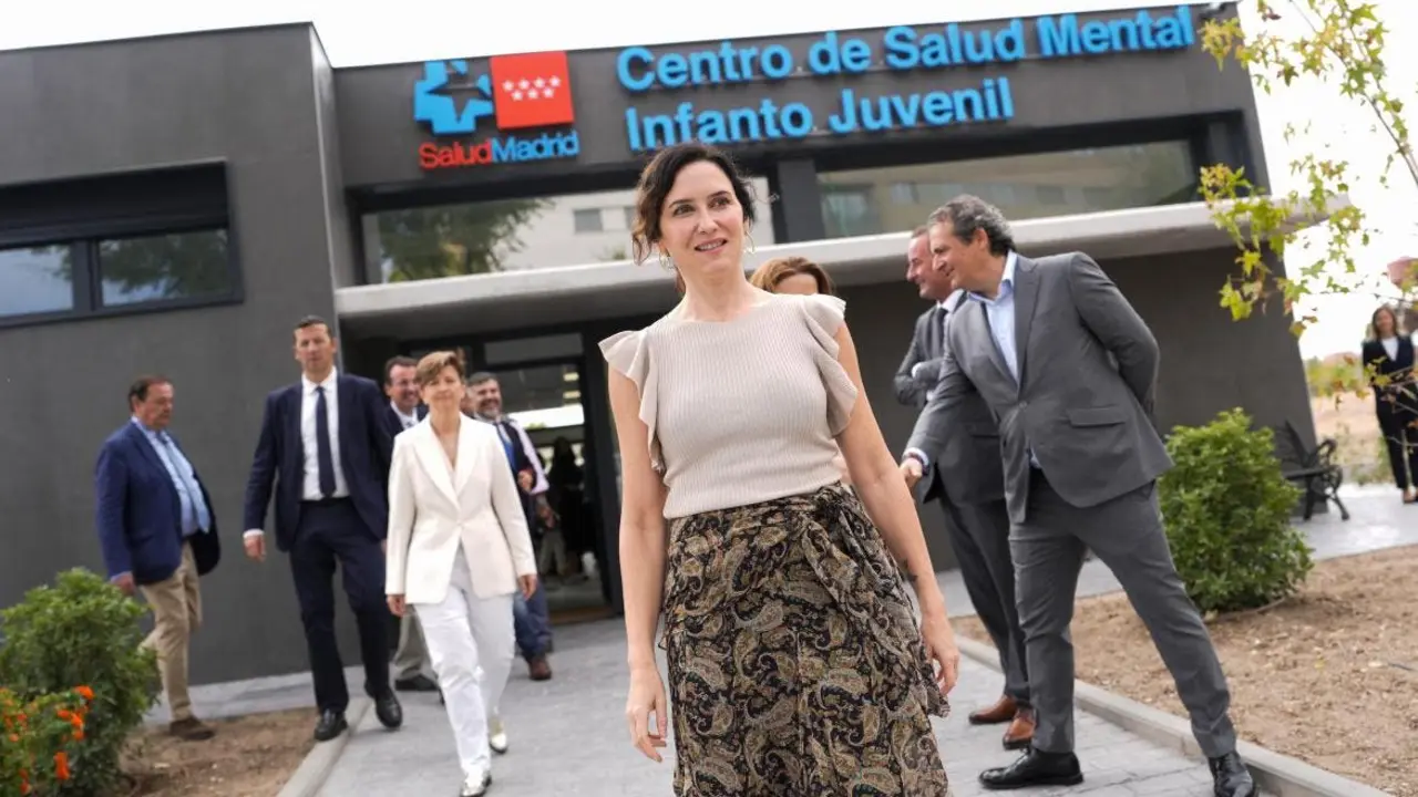 La presidenta de la Comunidad de Madrid, Isabel D&iacute;az Ayuso, visita el nuevo centro de salud mental.
