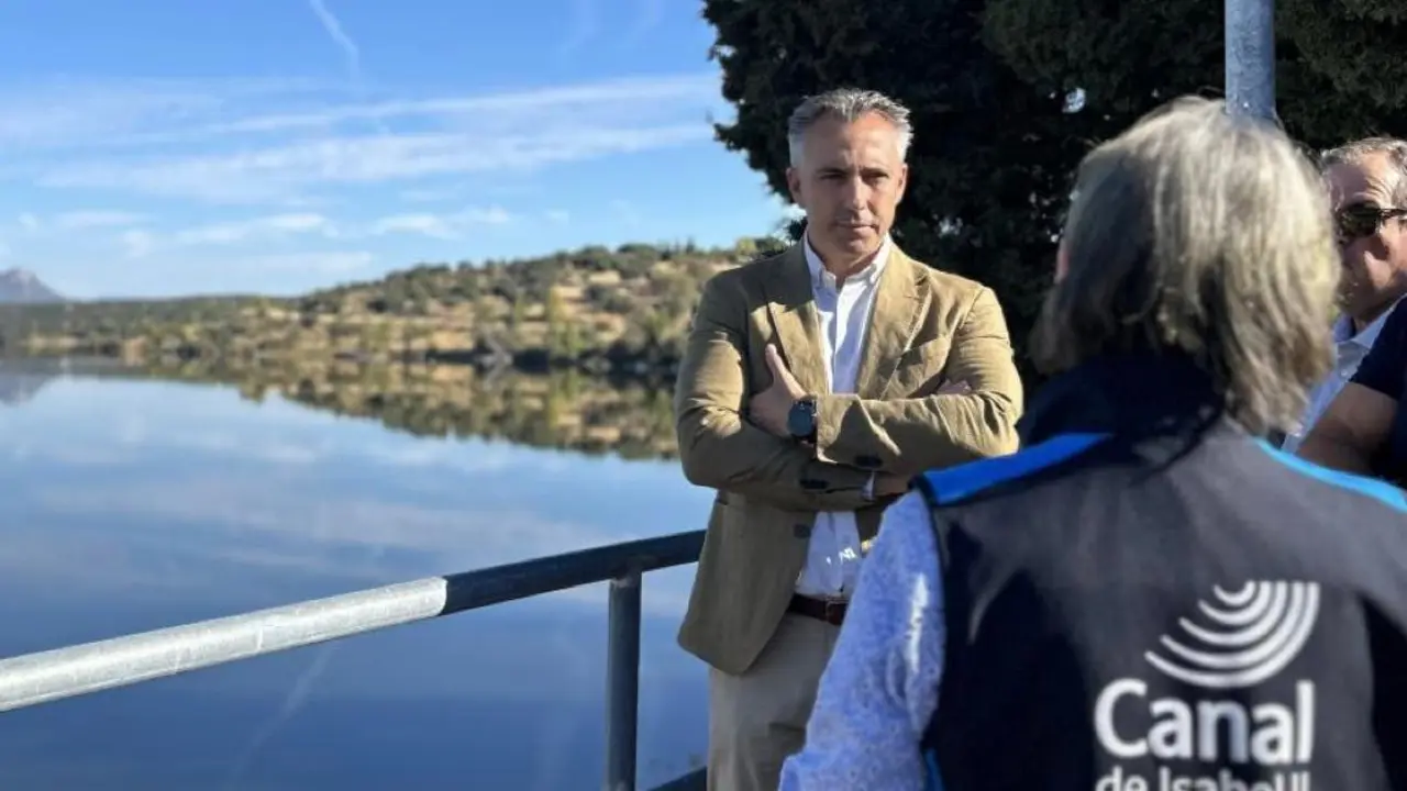 El consejero Carlos Novillo destaca el menor consumo de agua en cuatro a&ntilde;os.