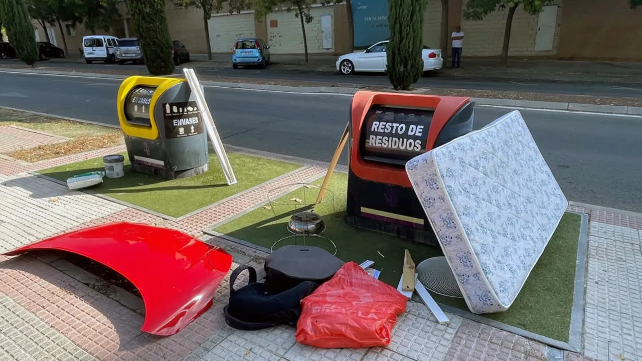 El alcalde de Torrej&oacute;n anuncia multas por dejar basura fuera de los contenedores.
