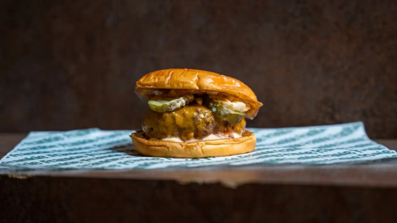 Disfruta de la famosa hamburguesa Original de Frankie Burgers en Alcal&aacute; de Henares.