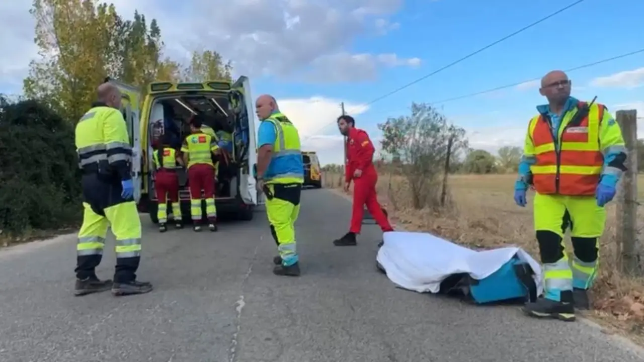 Un hombre de 32 a&ntilde;os se encuentra en estado cr&iacute;tico tras ser apu&ntilde;alado. Los servicios de emergencia est&aacute;n presentes en la escena.