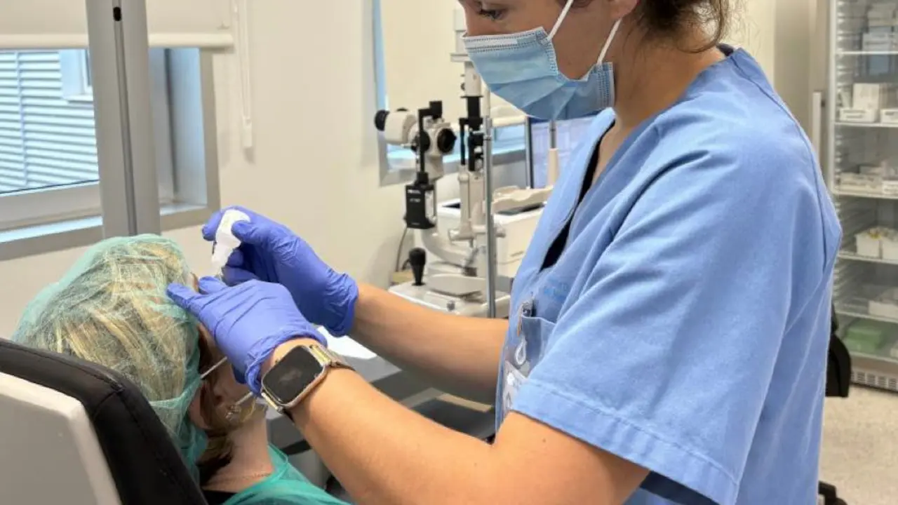 Un profesional de la salud atiende a un paciente en consulta m&eacute;dica.