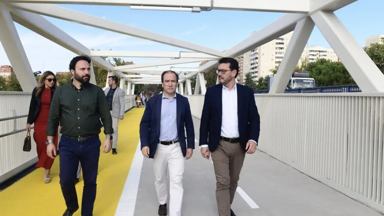 La nueva pasarela une Puente y Villa de Vallecas, mejorando la movilidad.
