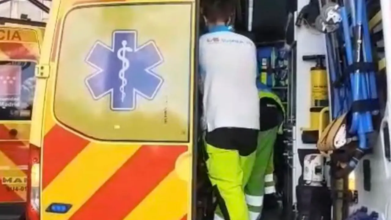 Un equipo de emergencia atiende a una mujer gravemente herida en M&oacute;stoles.