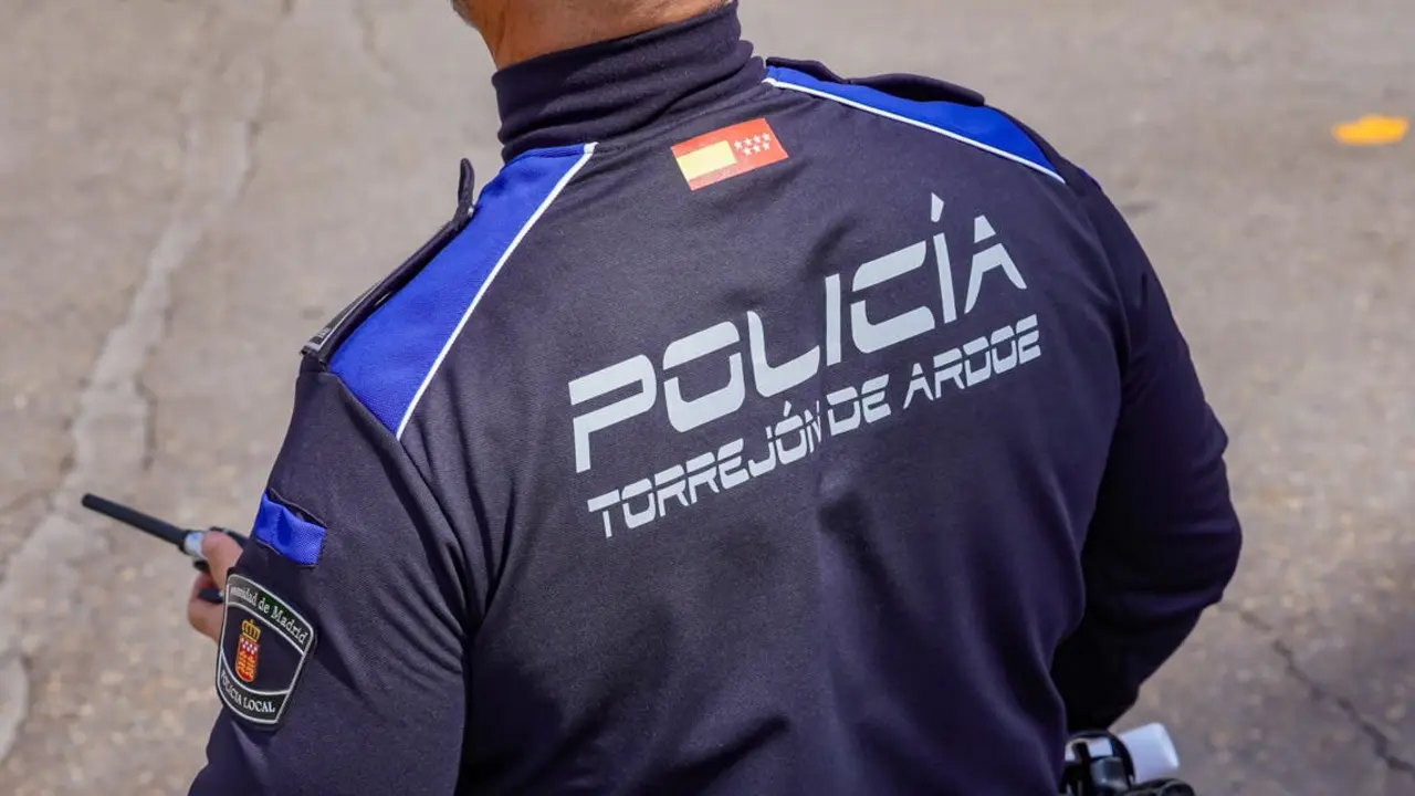 La polic&iacute;a de Torrej&oacute;n multa a usuarios de patinetes sin casco. La seguridad vial es prioritaria.