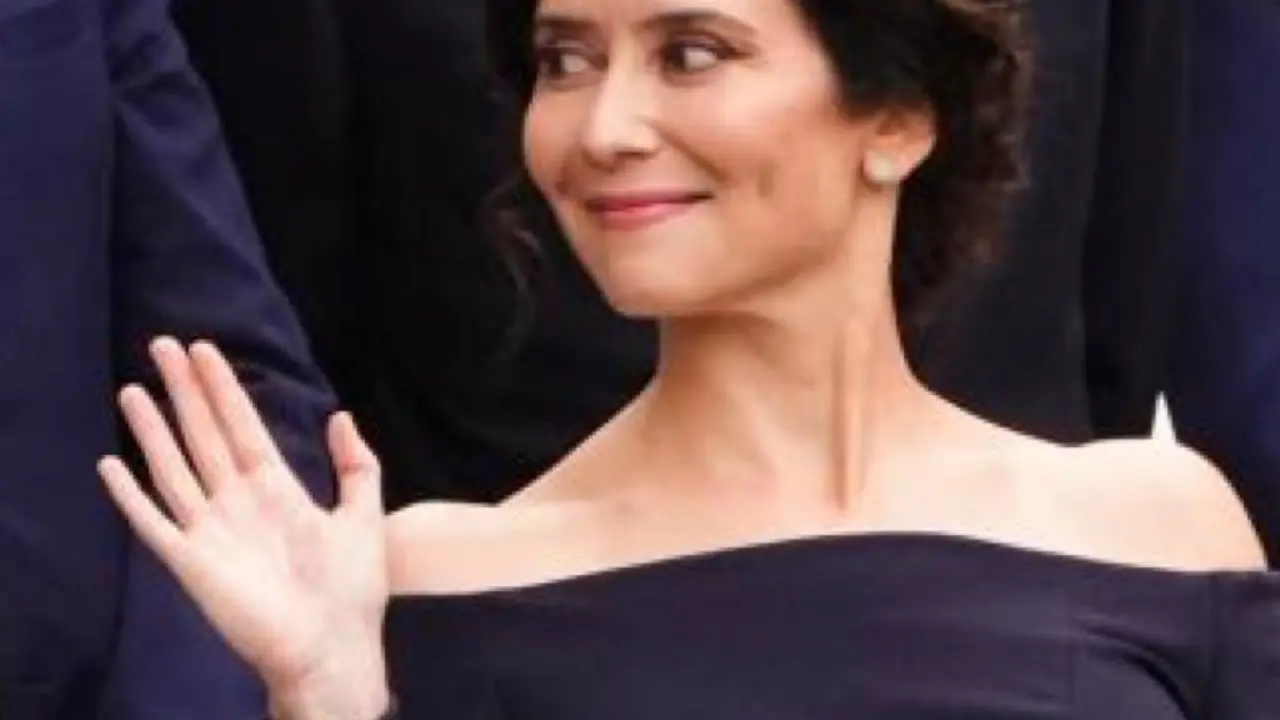 La presidenta de Madrid, Isabel D&iacute;az Ayuso, saluda durante el desfile nacional.