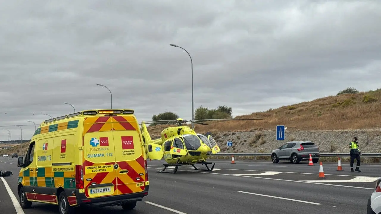 Un motorista de 22 a&ntilde;os result&oacute; gravemente herido en la M-50. Los servicios de emergencia llegaron r&aacute;pidamente al lugar.