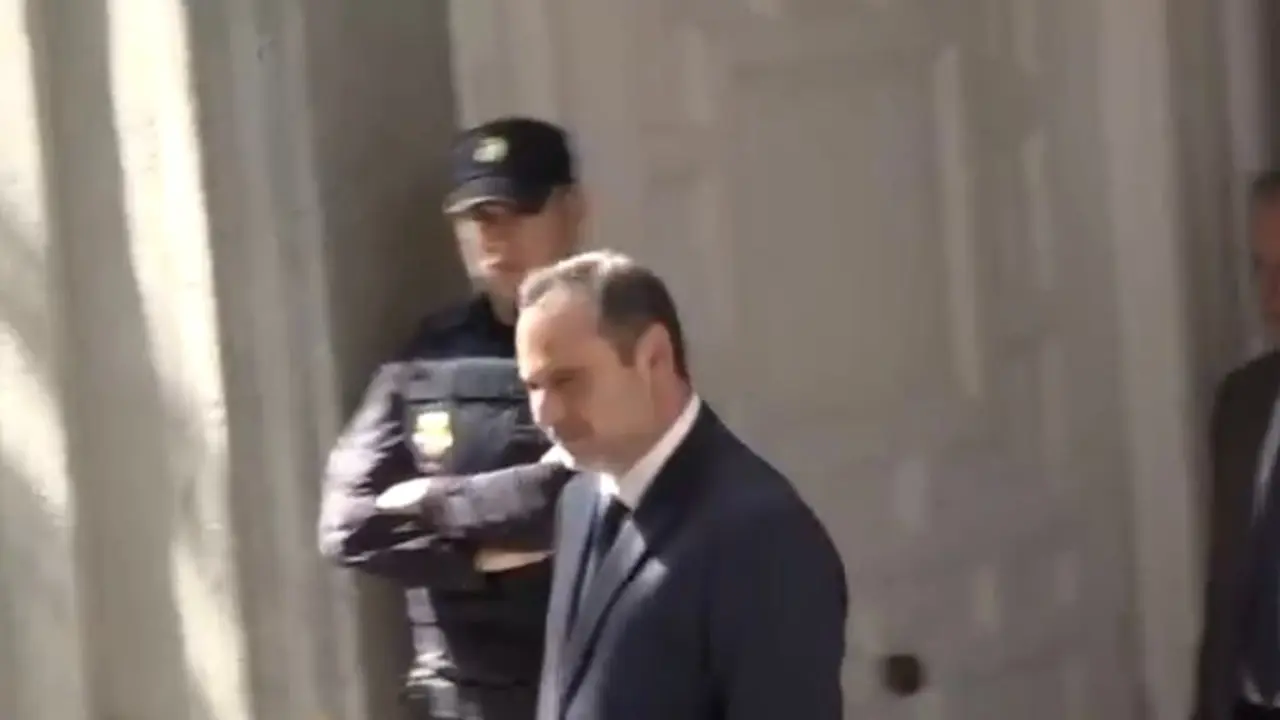 Jos&eacute; Luis &Aacute;balos sale del Tribunal Supremo tras la decisi&oacute;n del magistrado Leopoldo Puente.