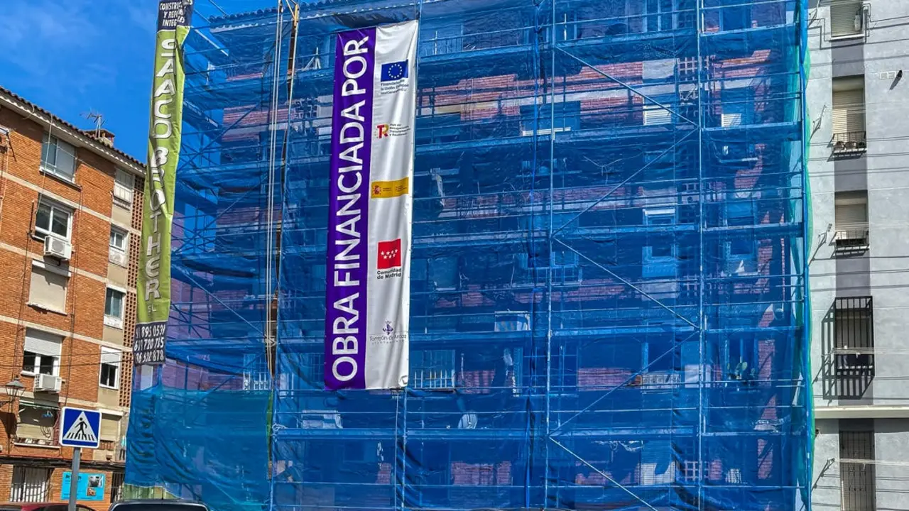 Edificio en proceso de reforma con andamios visibles.