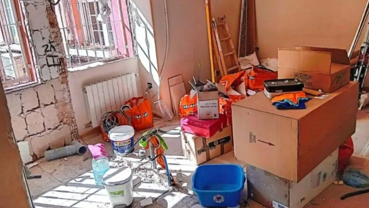 Un derrumbe en una obra ilegal en Puente de Vallecas ha llevado a la detenci&oacute;n de un empresario. Tres obreros trabajaban sin contrato.