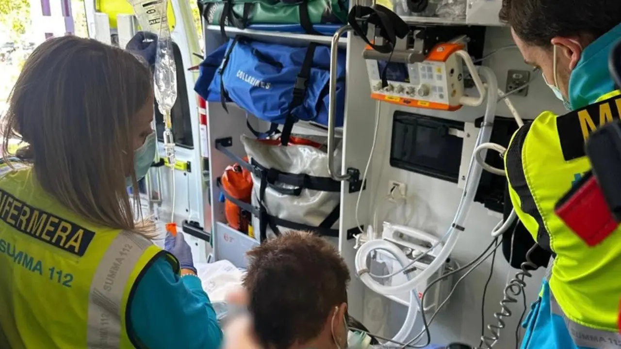 Un hombre de 75 a&ntilde;os recibe atenci&oacute;n m&eacute;dica tras un accidente en su hogar.