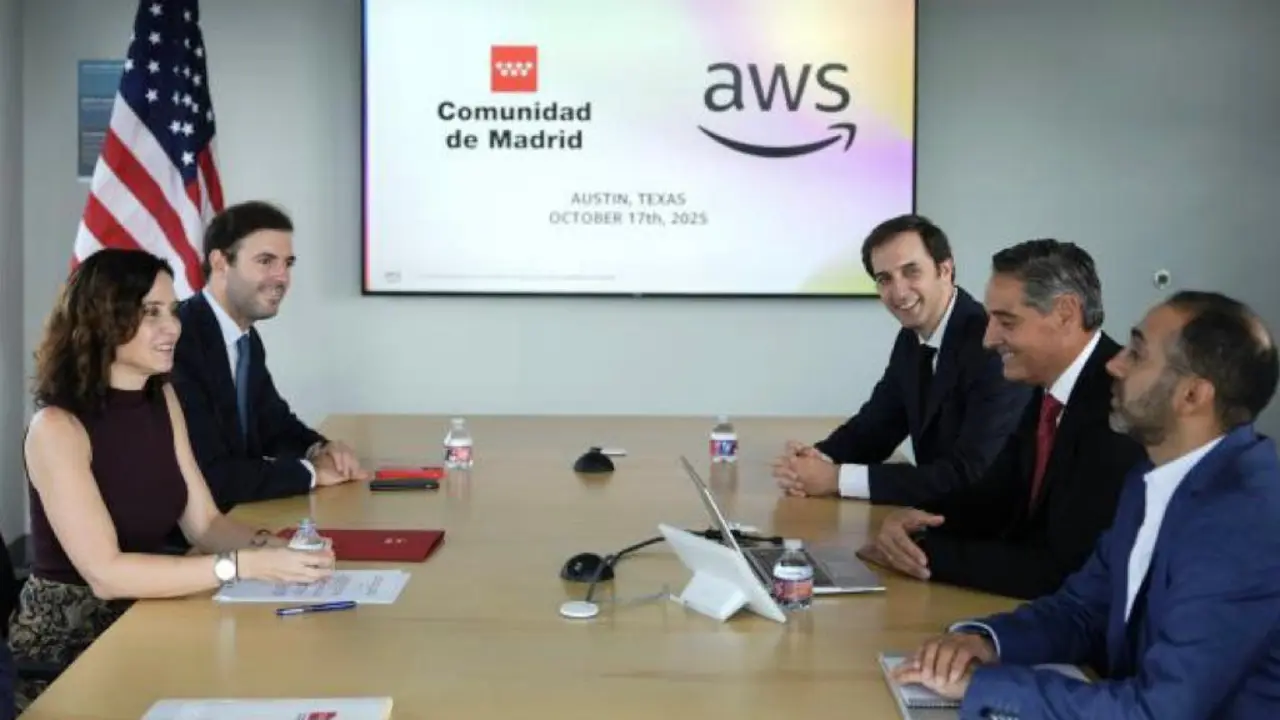 La presidenta de Madrid, Isabel D&iacute;az Ayuso, firma un acuerdo con Amazon en Texas.