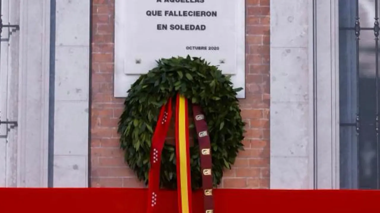 Ceremonia en Madrid en recuerdo a quienes fallecieron por COVID-19.