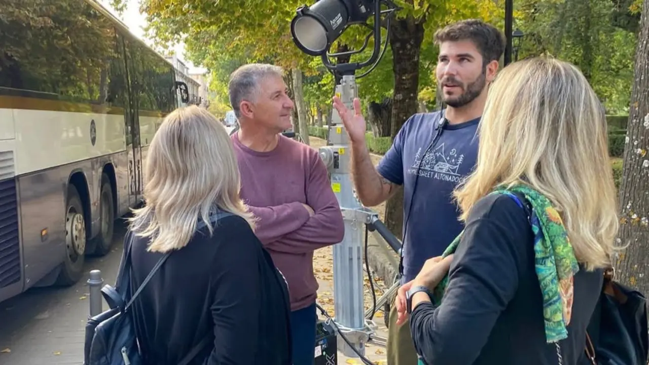 El equipo de rodaje de La bola negra en Sig&uuml;enza, un proyecto de Los Javis.