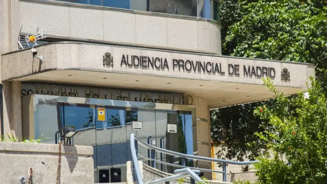 La Audiencia Provincial de Madrid es el lugar donde se realizan juicios importantes. Aqu&iacute; se juzga un caso de asesinato.