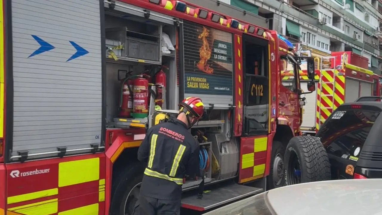 Bomberos atendiendo un incendio en un cuarto de contadores en Legan&eacute;s.