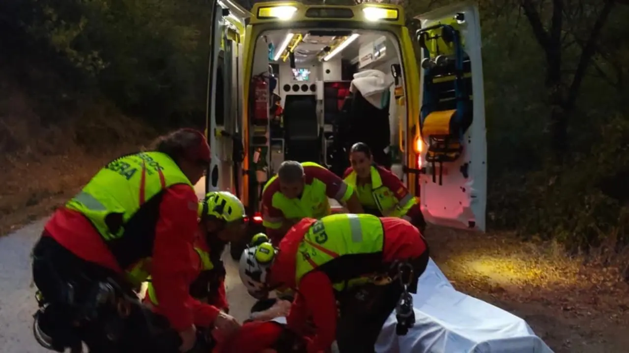 Un equipo de rescate ayuda a una senderista herida en Las Rozas de Puerto Real.