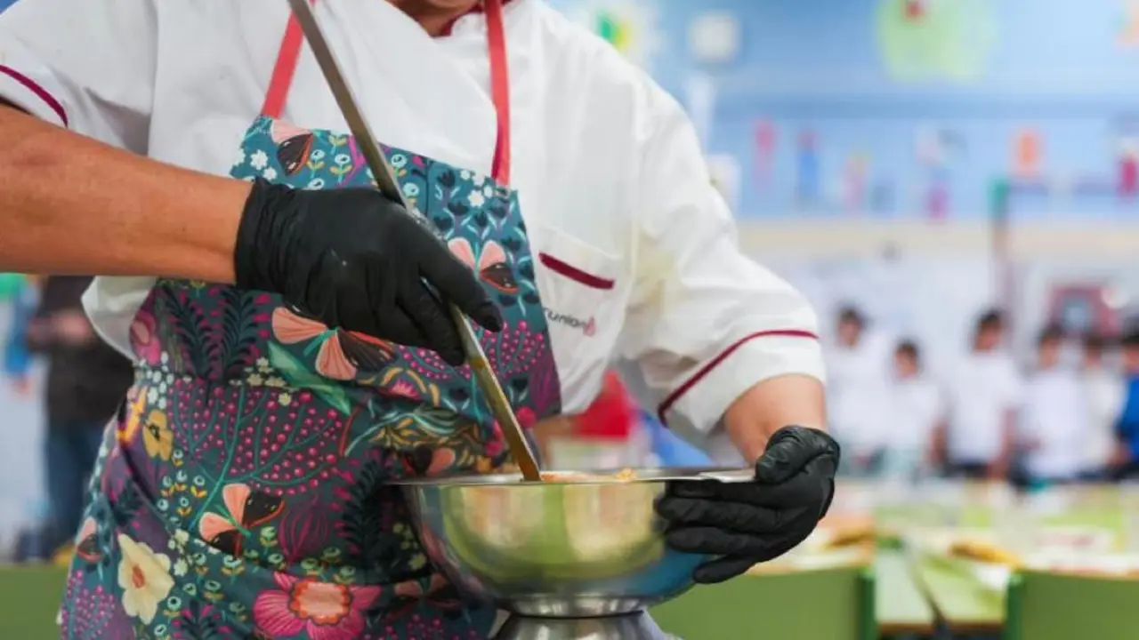 La Comunidad de Madrid abre el plazo para solicitar becas de comedor escolar. Las familias pueden presentar su documentaci&oacute;n.