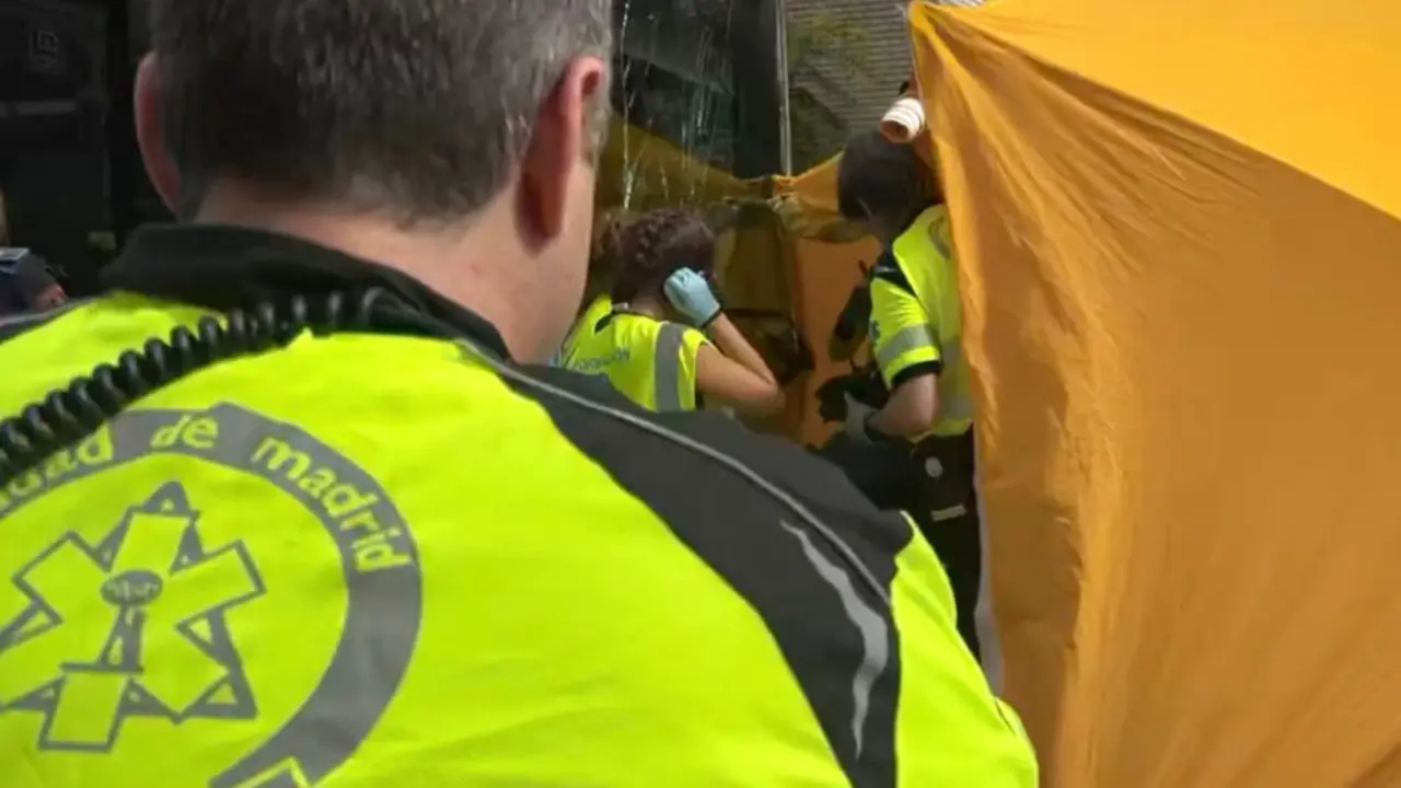 Una mujer de avanzada edad fue atropellada por un autob&uacute;s en Madrid. Emergencias atendi&oacute; la situaci&oacute;n r&aacute;pidamente.