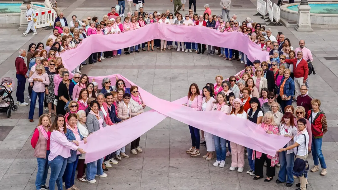 Un gran lazo humano rosa se form&oacute; en Torrej&oacute;n para conmemorar el D&iacute;a Mundial Contra el C&aacute;ncer de Mama.