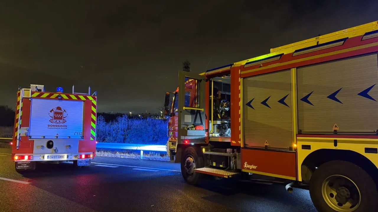 Los bomberos intervienen en un accidente grave en la M-50.