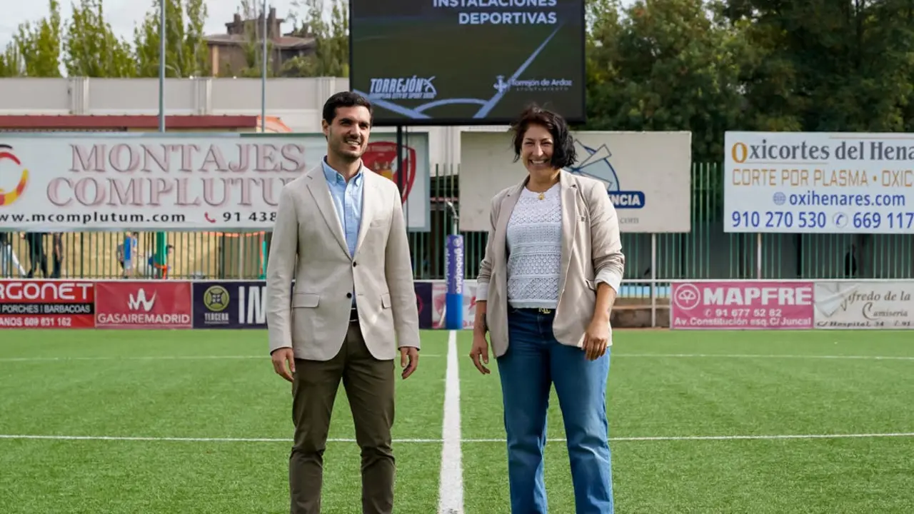 El alcalde y la concejala presentan el plan de adecuaci&oacute;n de instalaciones deportivas en Torrej&oacute;n.