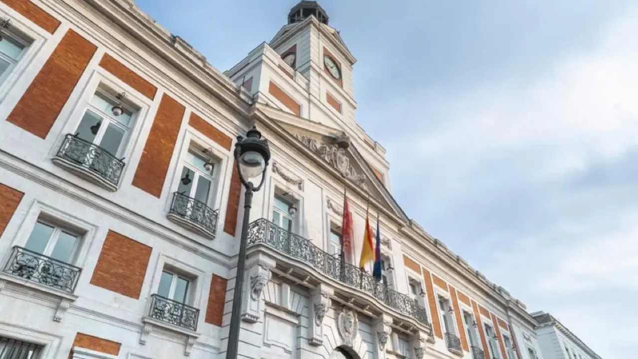 La Real Casa de Correos es un emblem&aacute;tico edificio en Madrid. Su arquitectura destaca en el paisaje urbano.
