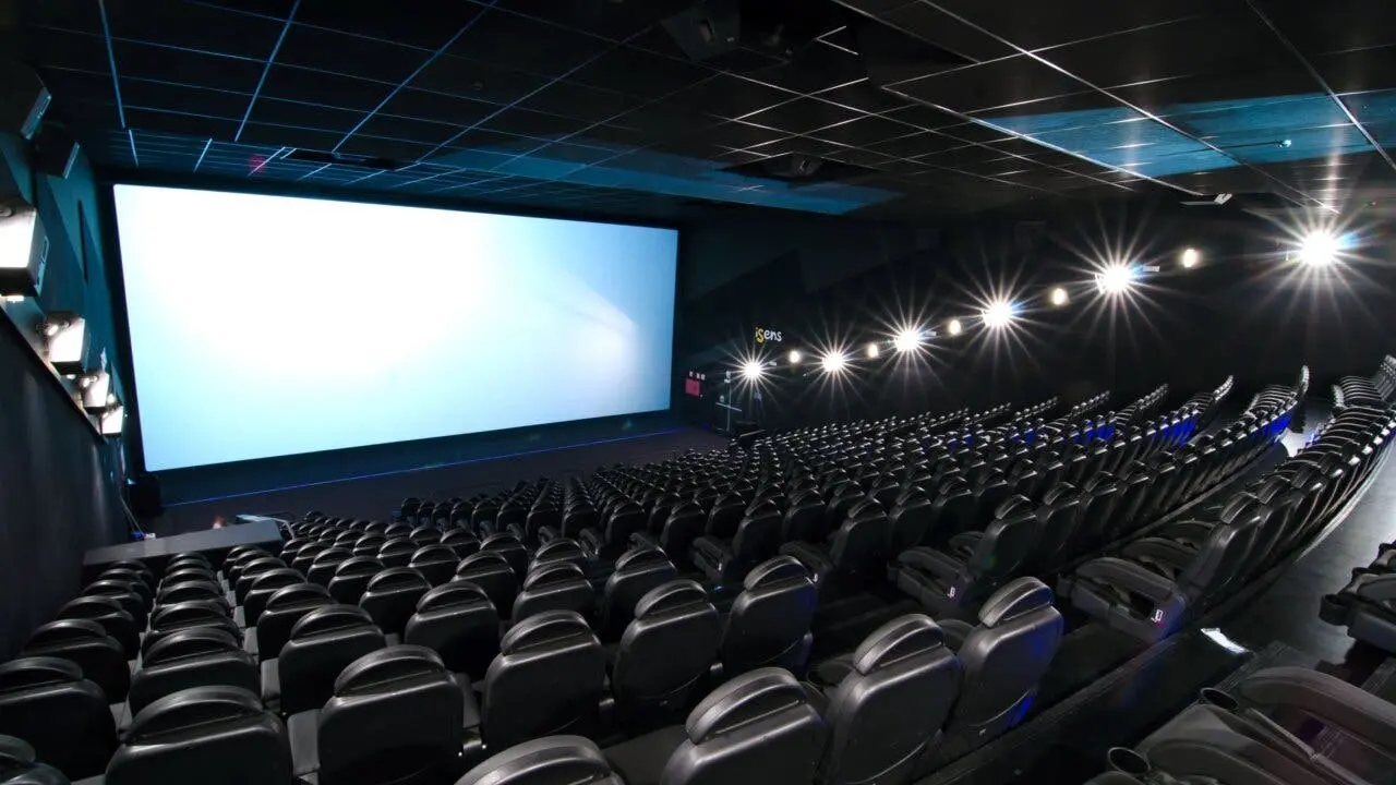 Vista del interior de la sala de cine Cinesa, lista para una proyecci&oacute;n.