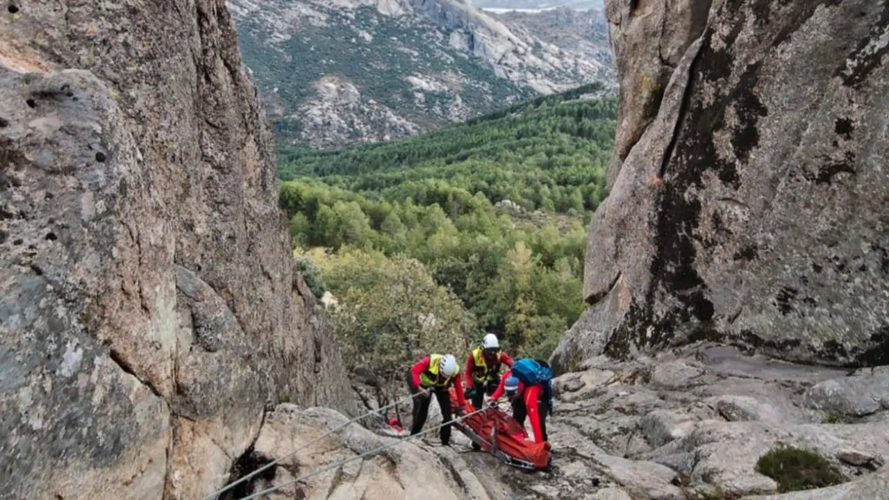 Un joven escalador fue rescatado tras caer ocho metros en La Pedriza. El GERA lo evacu&oacute; a pie debido a las condiciones adversas.