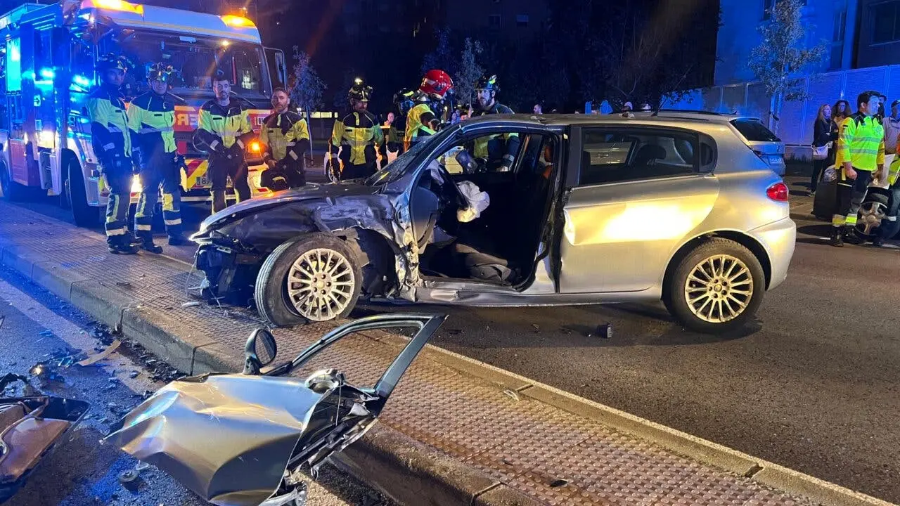 Un joven result&oacute; gravemente herido tras un choque en Carabanchel. Bomberos y servicios de emergencia en la escena.