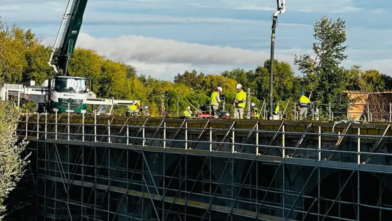 Progreso en la construcci&oacute;n del Puente de Zulema con trabajadores en acci&oacute;n.