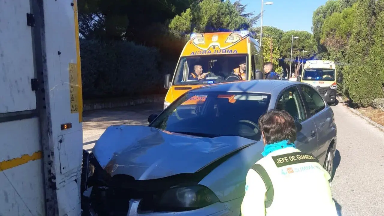 Un hombre ha perdido una pierna tras un accidente entre un turismo y un cami&oacute;n en Boadilla. Las ambulancias llegaron r&aacute;pidamente al lugar.