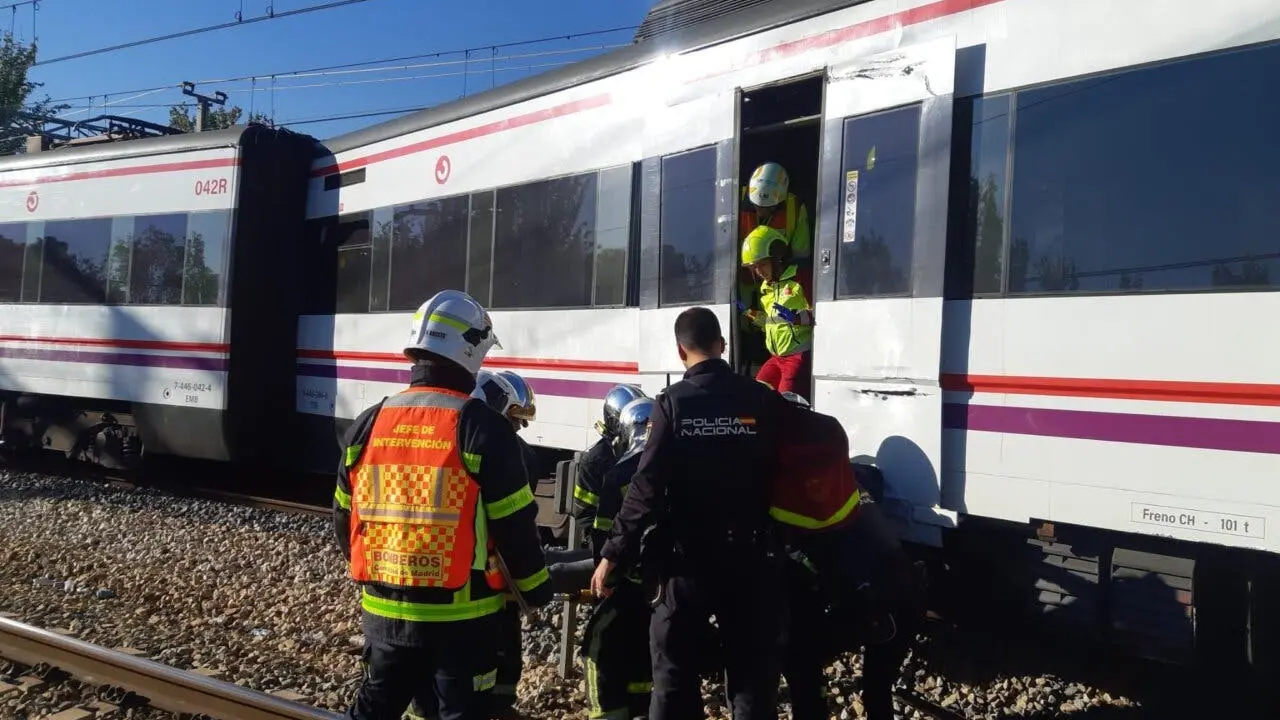 Seis heridos tras el descarrilamiento de un tren en San Fernando de Henares. Los servicios de emergencia est&aacute;n en la escena.