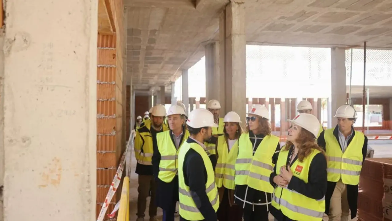 Autoridades visitan la obra del nuevo centro de salud en Madrid.