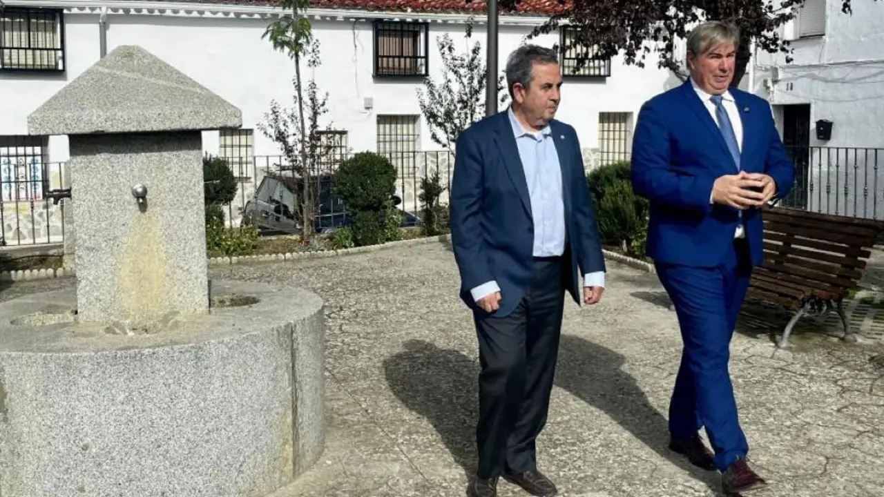 El viceconsejero de Presidencia visita la remodelaci&oacute;n en Pezuela de las Torres.