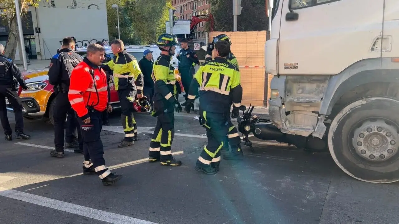 Una motociclista result&oacute; herida tras chocar con un cami&oacute;n en Madrid.