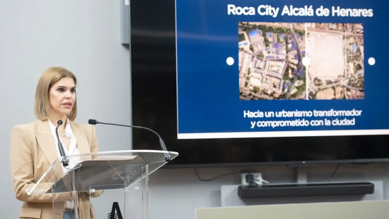 La alcaldesa presenta el nuevo ecobarrio Roca City en Alcal&aacute; de Henares.