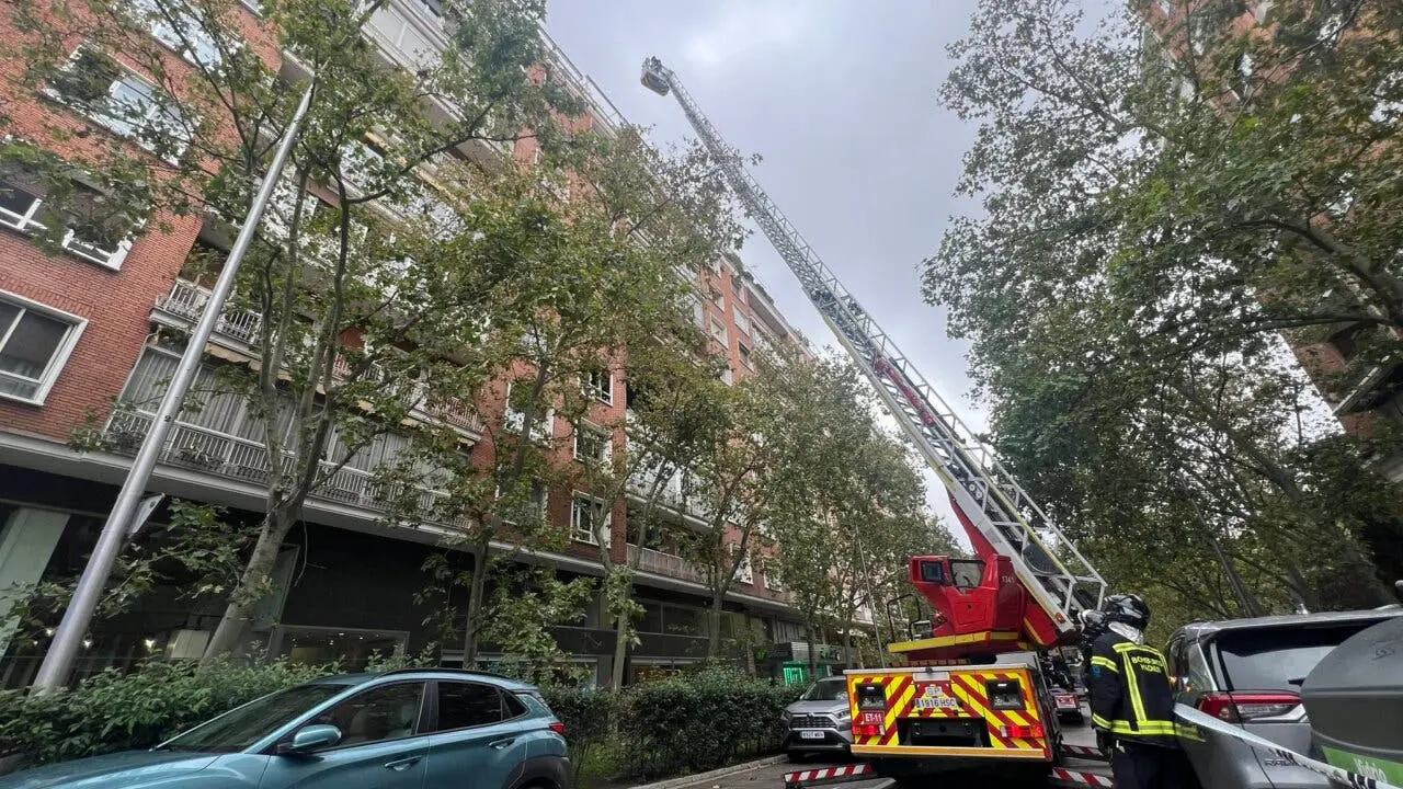 Un incendio en una vivienda en obras en Madrid dej&oacute; a seis personas atendidas por humo. Los bomberos respondieron r&aacute;pidamente.