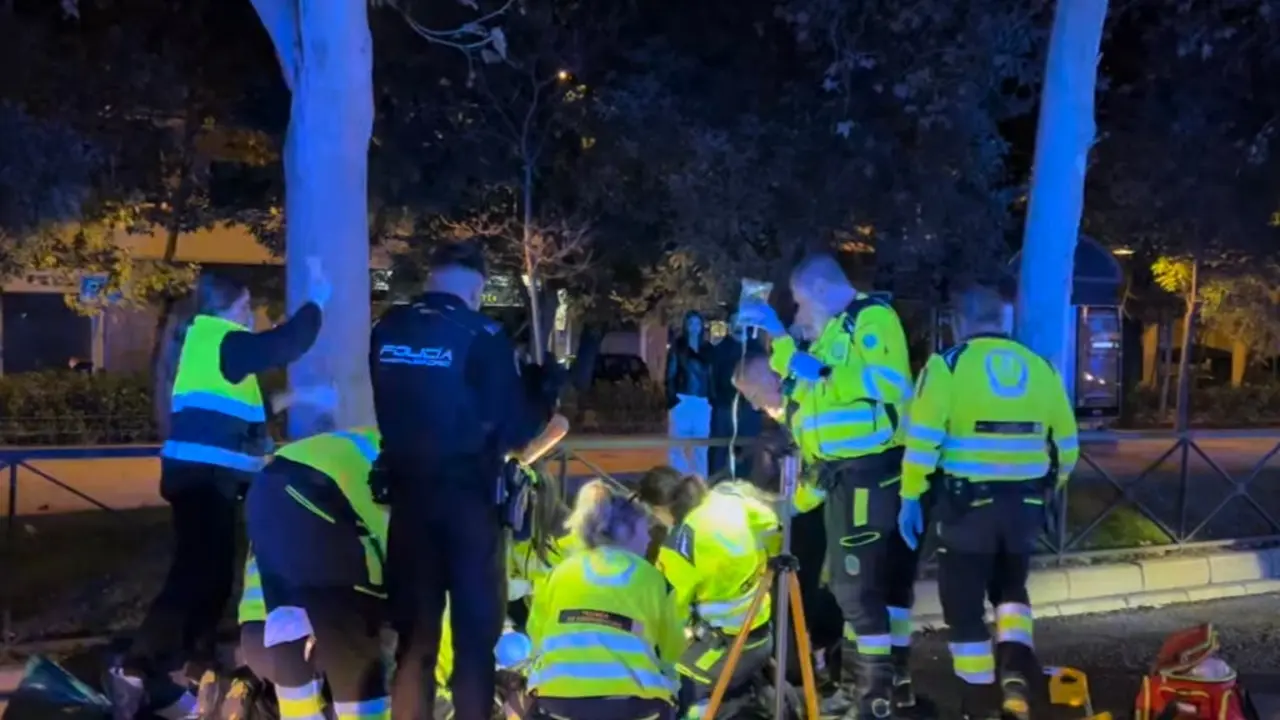 Un joven de 25 a&ntilde;os fue atropellado por un taxi en Madrid. El equipo de emergencias lleg&oacute; r&aacute;pidamente al lugar.