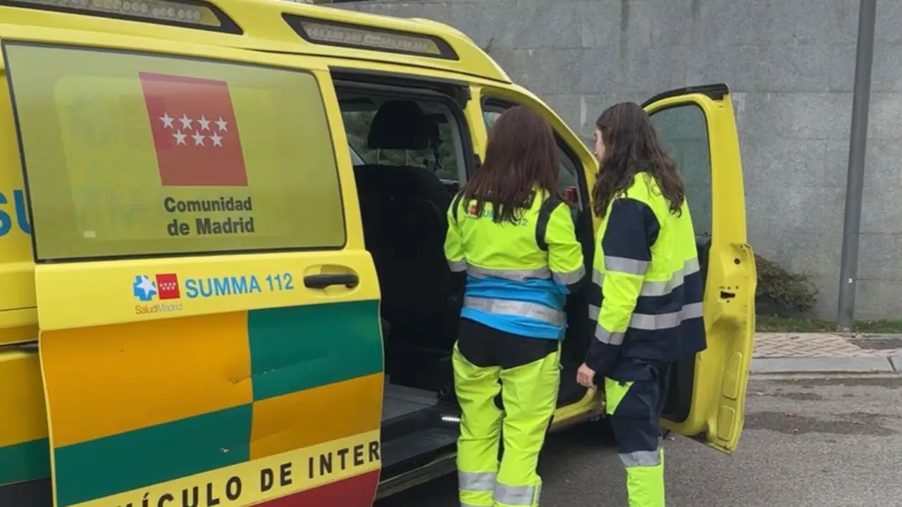 Dos trabajadoras de emergencia atienden a la situaci&oacute;n tras una explosi&oacute;n en Coslada.