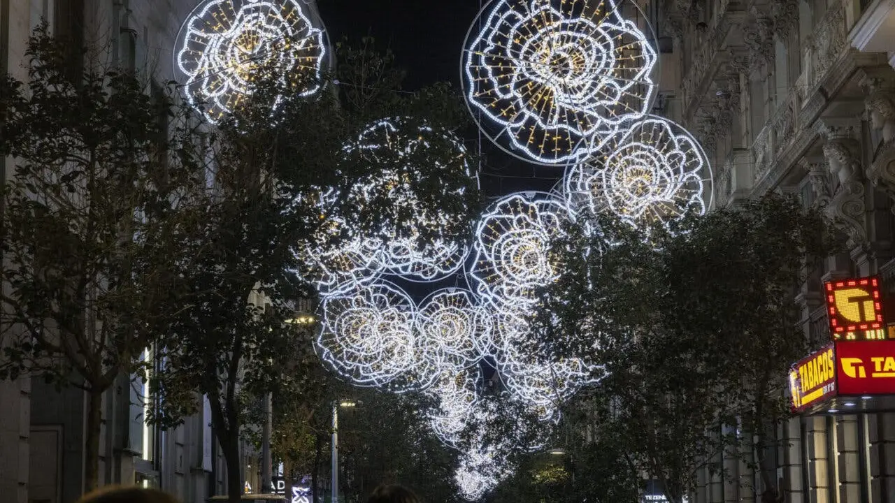 Las creaciones de Oteyza, Isabel Sanch&iacute;s y Pablo Erroz iluminan Madrid este a&ntilde;o.