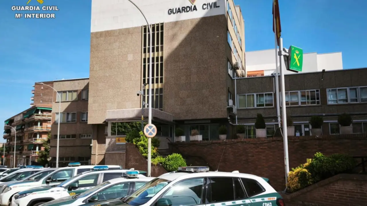 Cuatro personas fueron detenidas en Azuqueca por estafar m&aacute;s de 50.000 euros. La Guardia Civil investiga el caso.