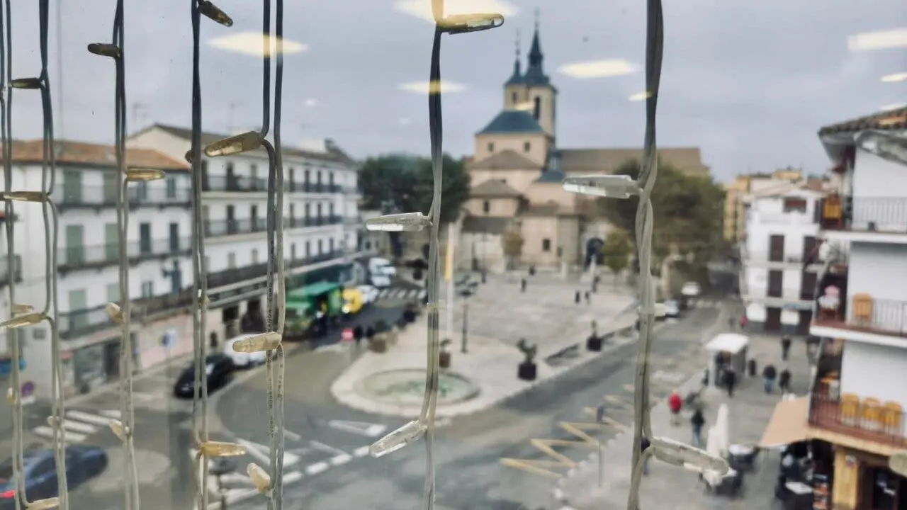 La Plaza de la Constituci&oacute;n se prepara para la Navidad 2025 con una gran bola de luces.