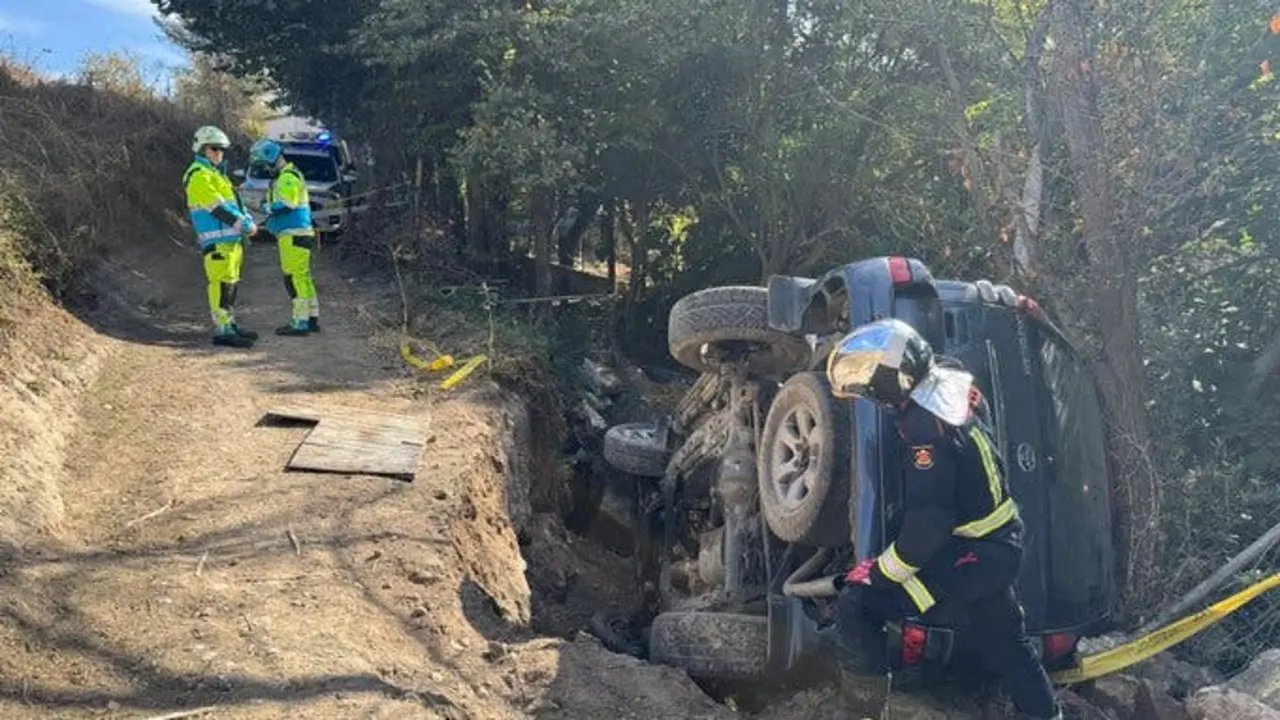 Dos heridos leves tras volcar un coche en Arganda del Rey.