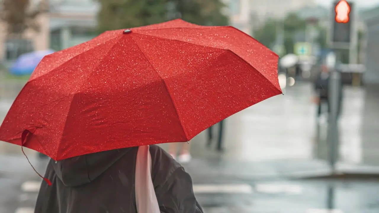 Se emite un aviso amarillo por lluvias y tormentas en Madrid. La imagen muestra a una persona con paraguas.