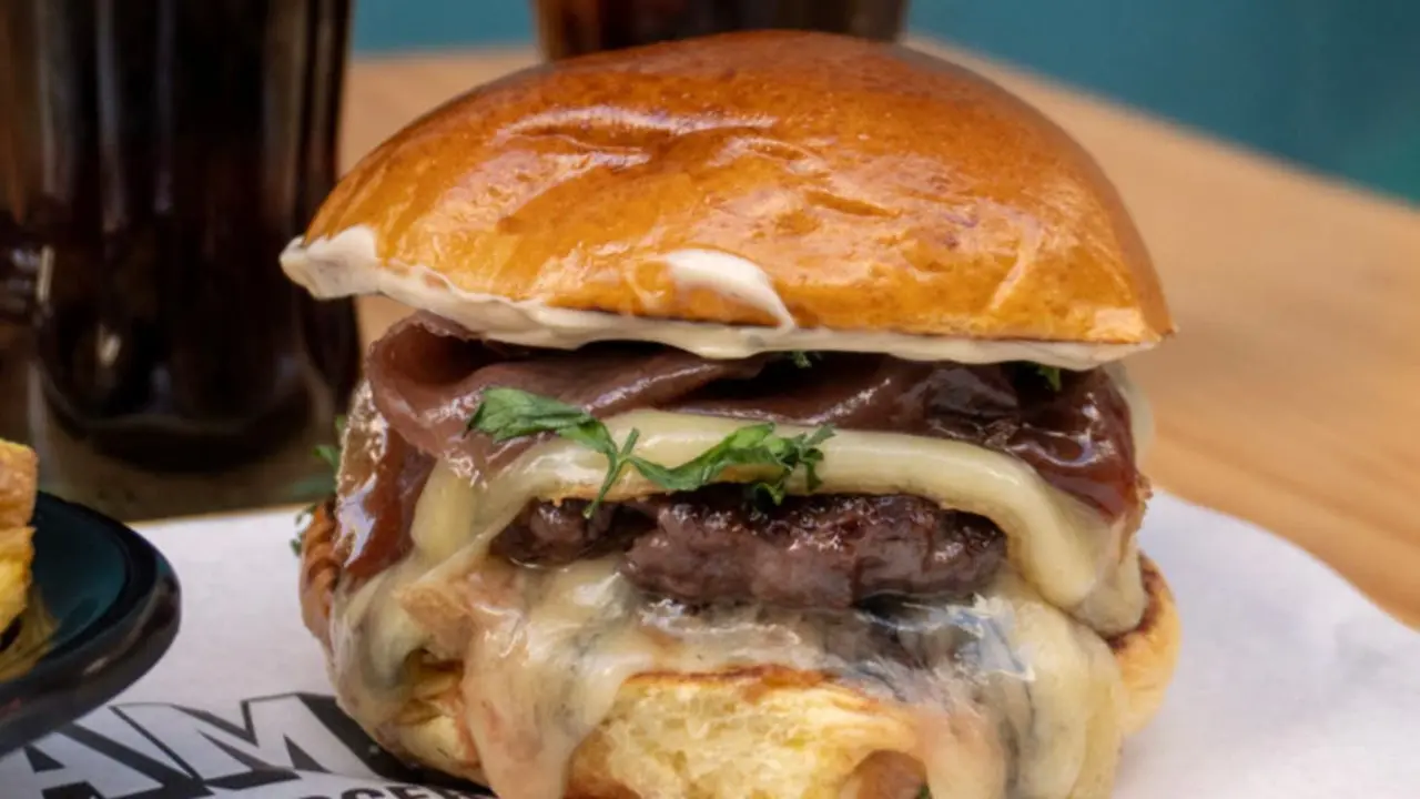 Deliciosa hamburguesa artesanal con quesos franceses en Alcal&aacute; de Henares.