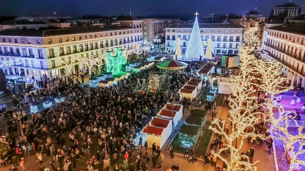 La Plaza de los Guachis en Torrej&oacute;n se ilumina para la Navidad.