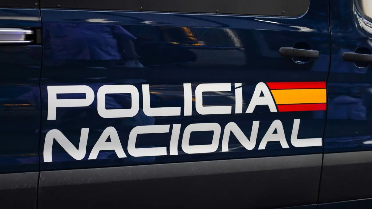 El veh&iacute;culo de la Polic&iacute;a Nacional en la escena de una agresi&oacute;n en Alcal&aacute; de Henares.